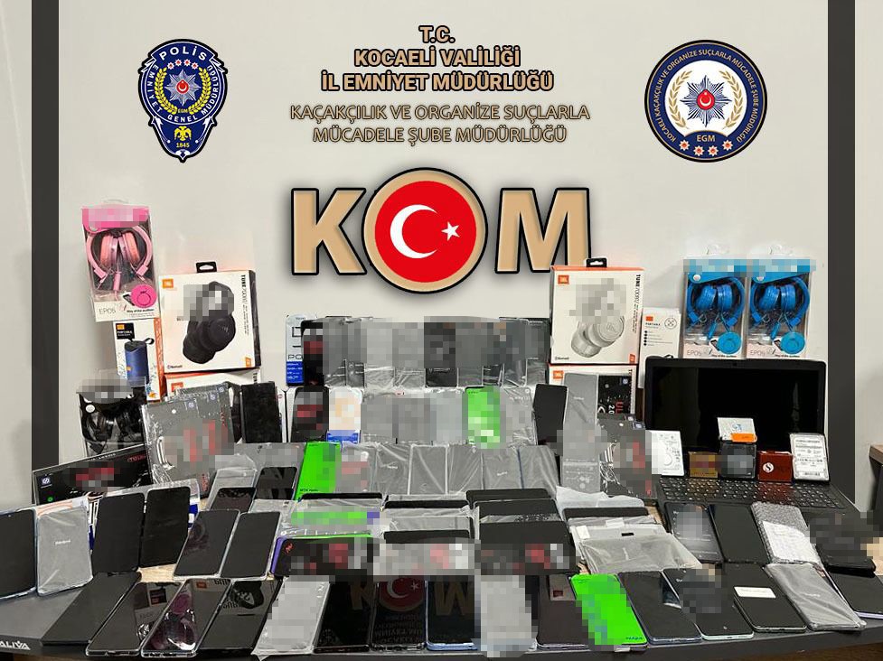 KOCAELİ'DE 115 GÜMRÜK KAÇAĞI CEP TELEFONU ELE GEÇİRİLDİ