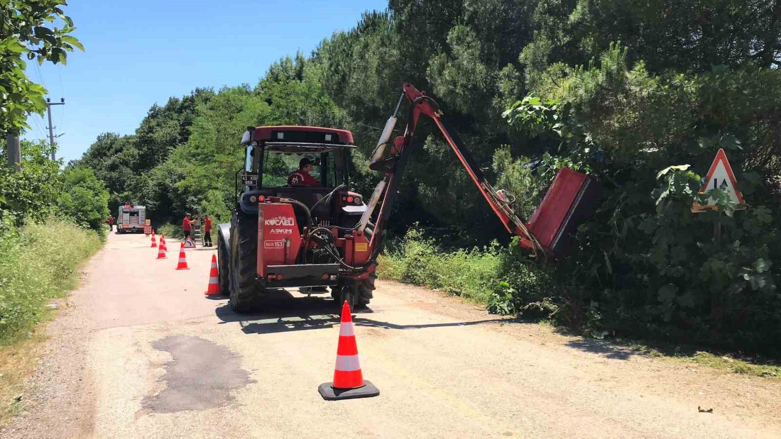 YOL KENARINDAKİ OTLAR VE ÇALILAR TEMİZLENİYOR