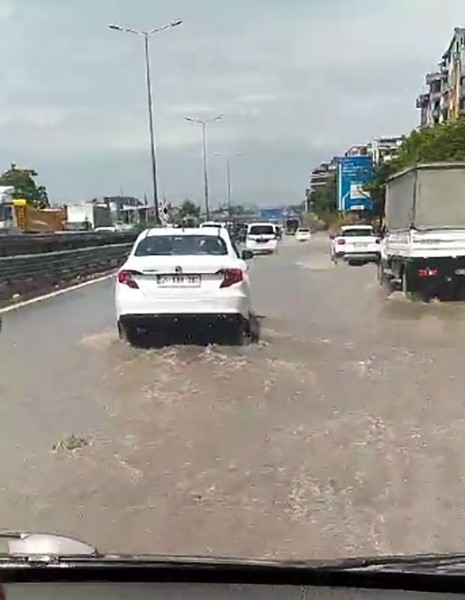 KOCAELİ'DE SAĞANAK YAĞIŞ SONRASI KANALLAR TAŞTI ARAÇLAR GÖLE DÖNÜŞEN YOLDA İLERLEMEKTE GÜÇLÜK ÇEKTİ