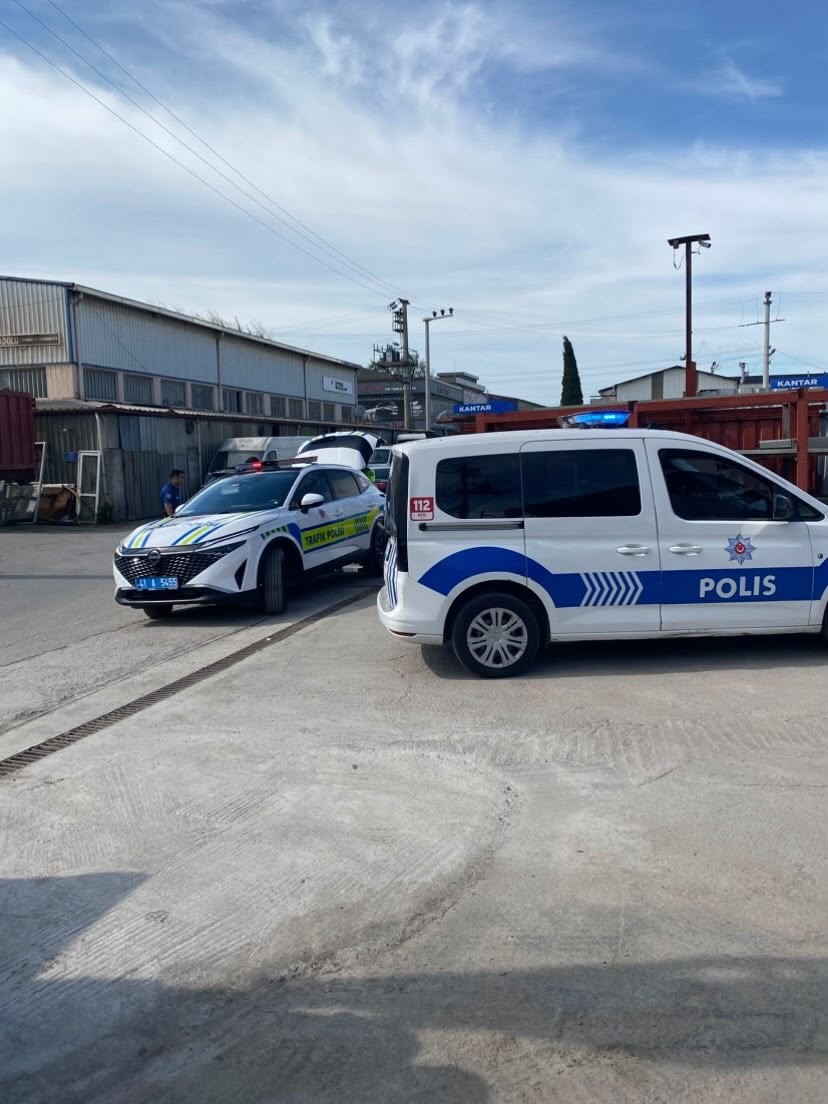 OTOMOBİLLE MOTOSİKLETİN ÇARPIŞTIĞI KAZA ANI KAMERAYA YANSIDI: 1 YARALI