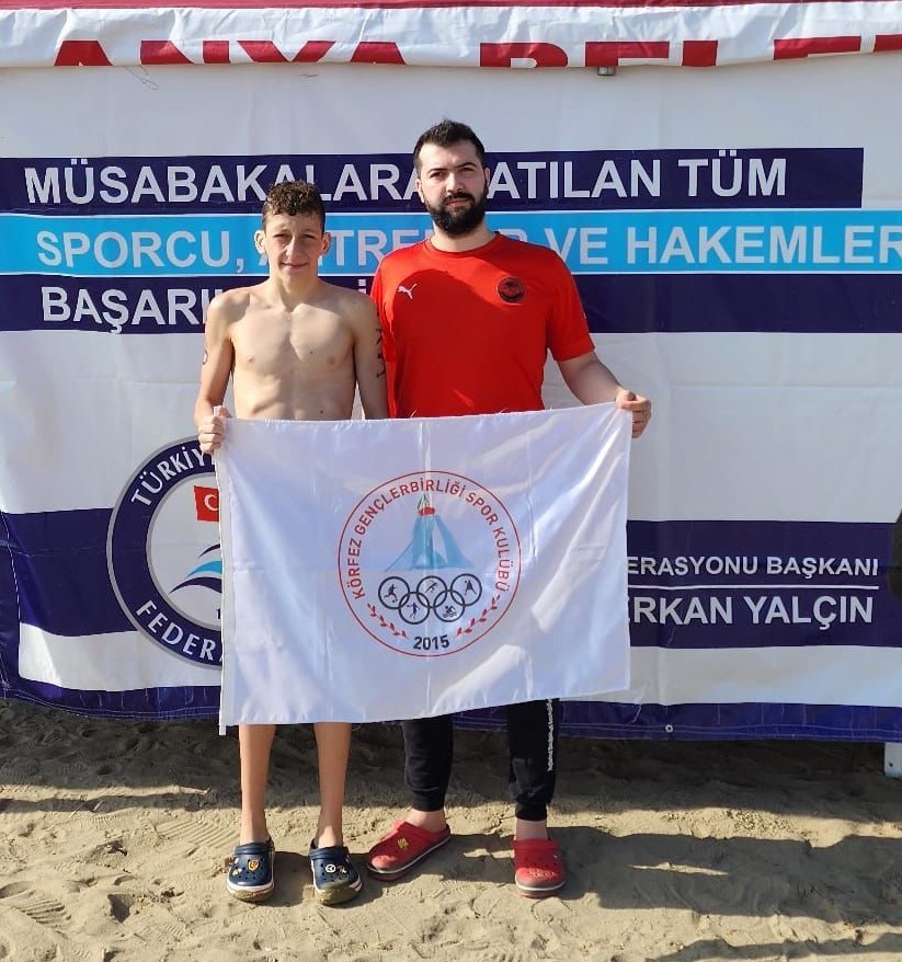 Körfezli yüzücüden çifte derece; Türkiye birincisi oldu