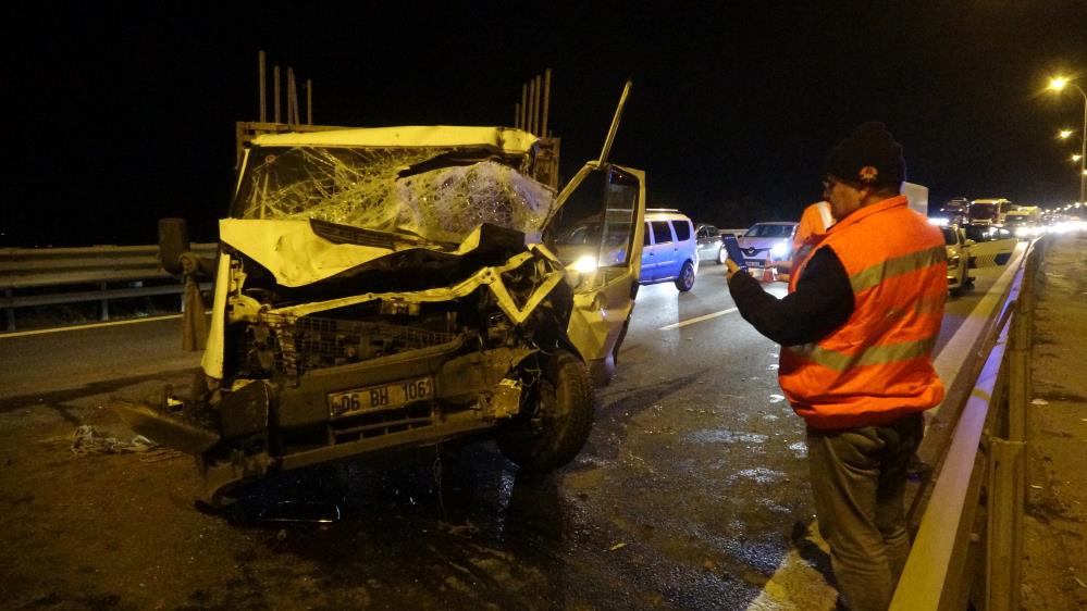 TEM’de kamyonet kaza yaptı: 10 kilometre araç kuyruğu oluştu