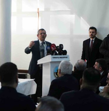 ÖZGÜR ÖZEL'DEN EMEKLİ MAAŞI TEKLİFİ: "EN AZ ASGARİ ÜCRET ORANINDA OLMALI" MEMLEKETİ MANİSA'NIN TURGUTLU İLÇESİNDE MUHTARLAR VE STK TEMSİLCİLERİYLE KAHVALTIDA BULUŞAN CHP GENEL BAŞKANI ÖZGÜR ÖZEL: "ÖNÜMÜZDEKİ HAFTA KANUN TEKLİFİMİZ VAR. EN DÜŞÜK EMEKLİ MAAŞI ASGARİ ÜCRET SEVİYESİNE ÇIKARILMALI.