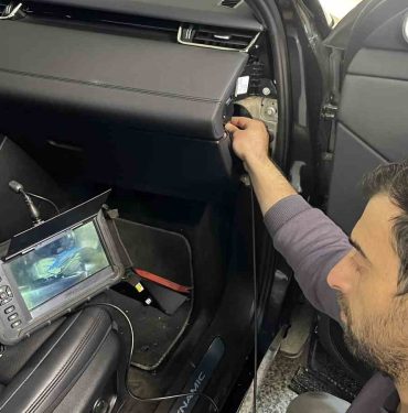 ARAÇTAN PARÇA SÖKMEDEN ENDOSKOPİ CİHAZIYLA AİRBAG KONTROLÜ YAPIYORLAR UÇAK MOTORLARININ KONTROLÜNDE KULLANILAN CİHAZ İLE YAPILAN AİRBAG KONTROLÜ ARAÇ SAHİPLERİNİ MEMNUN EDİYOR EXPERİX KURUMSAL OTO EKSPERTİZ FİRMASININ GENEL KOORDİNATÖRÜ ALPEREN TEMİZYÜREK: “PARÇA SÖKERKEN OLUŞABİLECEK ZARARLARIN ÖNÜNE GEÇİYORUZ”