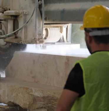 TÜRKİYE, MERMER VE TRAVERTEN İHRACATINDA ZİRVEDE CEMAR MERMER VE TRAVERTEN GENEL MÜDÜRÜ YUSUF YALÇIN: “TÜRKİYE TÜM DÜNYADA 650 MİLYON DOLARLIK BLOK MERMER-TRAVERTEN İHRACATI GERÇEKLEŞTİREREK PAZARDA YÜZDE 29 PAYLA BİRİNCİ SIRADA” “SON YILLARDA BİRİNCİ OLMAMIZLA YETİNMEYİP BU ARADAKİ MAKASI DA ARTTIRDIĞIMIZI GÖRÜYORUZ”