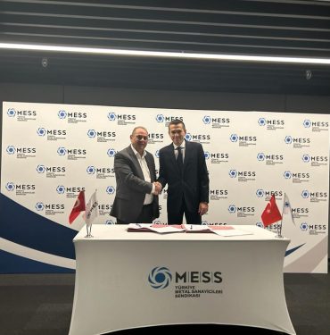 İŞÇİLERE REKOR ÜCRET ARTIŞI ÖZÇELİK-İŞ SENDİKASI GENEL BAŞKANI YUNUS DEĞİRMENCİ: "MESS SÖZLEŞMESİNİ YÜZDE 99 GİBİ REKOR BİR ÜCRET ARTIŞIYLA İMZALADIK"