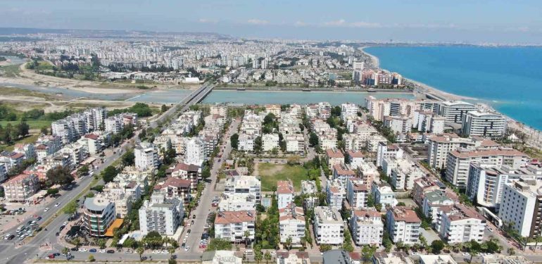 KONUT SATIŞLARININ YÜZDE 40’A YAKIN DÜŞTÜĞÜ ANTALYA’DA TERSİNE GÖÇ BAŞLADI ANTALYA TİCARET VE SANAYİ ODASI (ATSO) BAŞKANI ALİ BAHAR: “ANTALYA’DA KONUT FİYATLARINDA VE KİRADA YÜZDE 10-15 GERİLEME GÖRÜYORUZ”