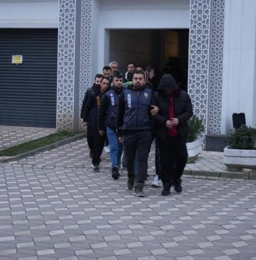 7 MİLYONLUK VURGUN YAPAN DOLANDIRICILIK ŞEBEKESİ ÇÖKERTİLDİ DOLANDIRICILIK ŞEBEKESİ ADLİYEYE SEVK EDİLDİ