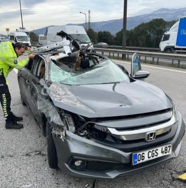 TEM'DE TIRA ÇARPAN OTOMOBİLİN TAVANI KOPTU: 3 YARALI