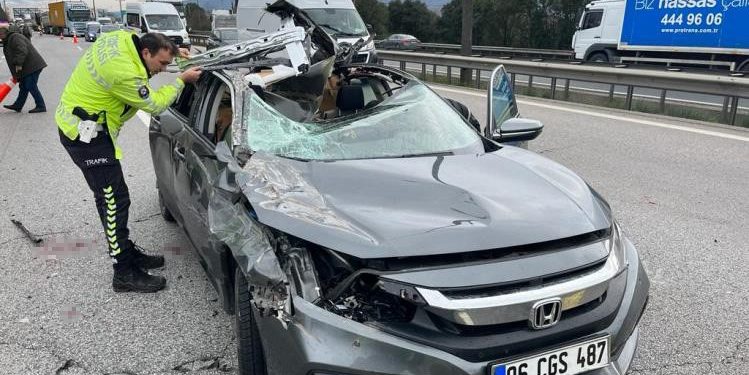 TEM'DE TIRA ÇARPAN OTOMOBİLİN TAVANI KOPTU: 3 YARALI