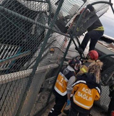 DONDURULMUŞ TAVUK YÜKLÜ TIR DEVRİLDİ, SÜRÜCÜ 2 SAATTE KURTARILDI