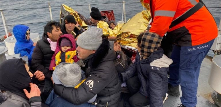 (ÖZEL) YUNAN SAHİL GÜVENLİK KAÇAK GÖÇMENLERİ, ÖLÜME TERK EDİYOR YUNAN SAHİL GÜVENLİK KAÇAK GÖÇMENLERİ TÜRK KARASULARINA GERİ İTEREK, ÖLÜME TERK EDİYOR