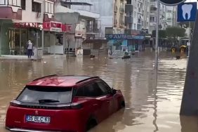 İZMİR'İ SAĞANAK VURDU: YOLLAR GÖLE DÖNDÜ, ARAÇLAR SUYA GÖMÜLDÜ İZMİR'DE SAĞANAK: KİMİLERİ DURAKLARA SIĞINDI, KİMİSİ PAÇALARI SIVAYIP YÜRÜDÜ