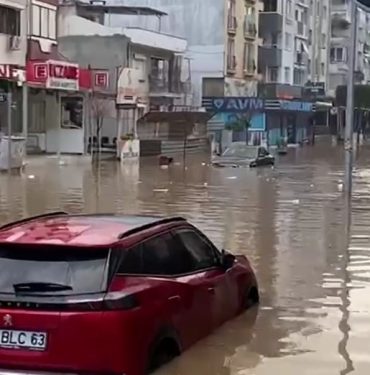 İZMİR'İ SAĞANAK VURDU: YOLLAR GÖLE DÖNDÜ, ARAÇLAR SUYA GÖMÜLDÜ İZMİR'DE SAĞANAK: KİMİLERİ DURAKLARA SIĞINDI, KİMİSİ PAÇALARI SIVAYIP YÜRÜDÜ