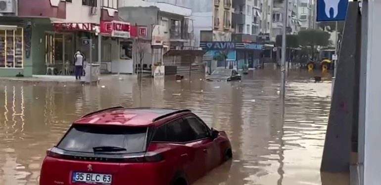 İZMİR'İ SAĞANAK VURDU: YOLLAR GÖLE DÖNDÜ, ARAÇLAR SUYA GÖMÜLDÜ İZMİR'DE SAĞANAK: KİMİLERİ DURAKLARA SIĞINDI, KİMİSİ PAÇALARI SIVAYIP YÜRÜDÜ