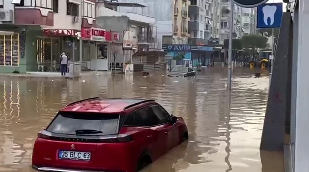 İZMİR'İ SAĞANAK VURDU: YOLLAR GÖLE DÖNDÜ, ARAÇLAR SUYA GÖMÜLDÜ İZMİR'DE SAĞANAK: KİMİLERİ DURAKLARA SIĞINDI, KİMİSİ PAÇALARI SIVAYIP YÜRÜDÜ