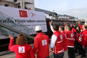 TÜRK KIZILAY'ININ GAZZE'YE BİN 500 TONLUK 3'ÜNCÜ YARDIM GEMİSİ UĞURLANDI TÜRK KIZILAY GENEL BAŞKAN YARDIMCISI RAMAZAN SAYGILI: "BEKLENEN ÜLKE VE DÜNYANIN BEKLENEN KURUMU OLARAK, KIZILAY OLARAK İLK GÜNDEN BU YANA SAHADAYIZ" "BİN 500 TON CİVARINDA BİR İNSANİ YARDIM GEMİSİNİ UĞURLUYORUZ"