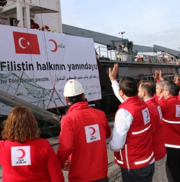 TÜRK KIZILAY'ININ GAZZE'YE BİN 500 TONLUK 3'ÜNCÜ YARDIM GEMİSİ UĞURLANDI TÜRK KIZILAY GENEL BAŞKAN YARDIMCISI RAMAZAN SAYGILI: "BEKLENEN ÜLKE VE DÜNYANIN BEKLENEN KURUMU OLARAK, KIZILAY OLARAK İLK GÜNDEN BU YANA SAHADAYIZ" "BİN 500 TON CİVARINDA BİR İNSANİ YARDIM GEMİSİNİ UĞURLUYORUZ"