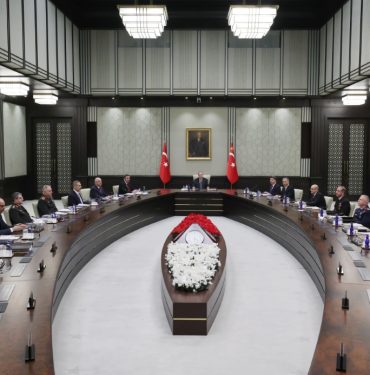MGK'DA TERÖRLE MÜCADELE VURGUSU: "MİLLİ GÜVENLİK SİYASETİNİN, PROJE TERÖR ÖRGÜTLERİ ÜZERİNDEN KURGULANAN PLANLARLA AKAMETE UĞRATILAMAYACAK" "TÜRKİYE'NİN KARARLILIKLA UYGULADIĞI MİLLİ GÜVENLİK SİYASETİNİN, PROJE TERÖR ÖRGÜTLERİ ÜZERİNDEN KURGULANAN PLANLARLA AKAMETE UĞRATILAMAYACAĞININ ALTI ÇİZİLMİŞTİR" "İSRAİL'İN GAZZE'DE GERÇEKLEŞTİRDİĞİ KATLİAMLARI SÜRDÜRMESİNİN, BÖLGEDEKİ BARIŞ VE GÜVENLİK ORTAMIYLA HASSAS DENGELERİN TELAFİSİ MÜMKÜN OLMAYACAK ŞEKİLDE BOZULMASINA VE ÇATIŞMALARIN YAYILMASINA SEBEP OLACAĞI KAYDEDİLMİŞTİR" "BİR KEZ DAHA MÜŞAHEDE EDİLDİĞİ ÜZERE, GAZZE'DE İŞLENEN İNSANLIK SUÇLARINA ENGEL OLAMAYAN MEVCUT ULUSLARARASI SİSTEMİN BAŞTA BİRLEŞMİŞ MİLLETLER OLMAK ÜZERE TÜM KURUMLARI VE KURALLARIYLA HAKKANİYETİ ESAS ALARAK ISLAH EDİLMESİNİN, KÜRESEL BARIŞ VE İSTİKRARIN SAĞLANMASI BAKIMINDAN ACİLİYET ARZ ETTİĞİ BELİRTİLMİŞTİR"