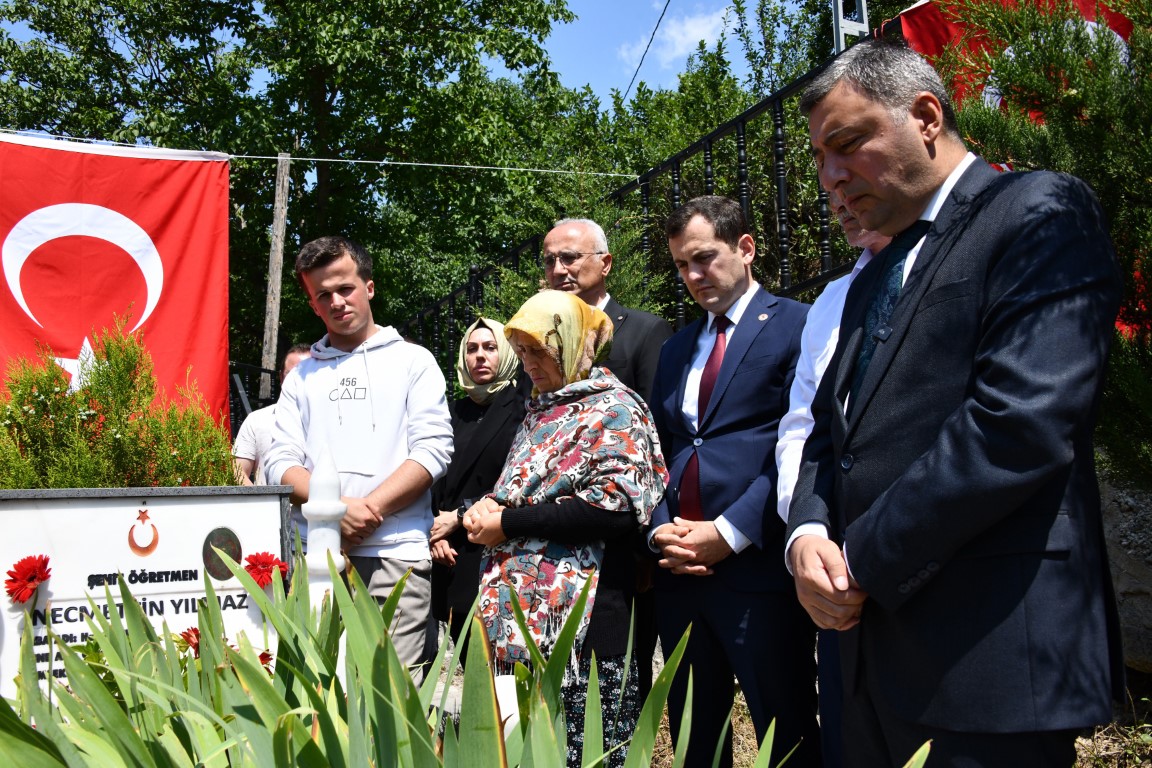 ŞEHİT ÖĞRETMEN NECMETTİN YILMAZ KABRİ BAŞINDA ANILDI