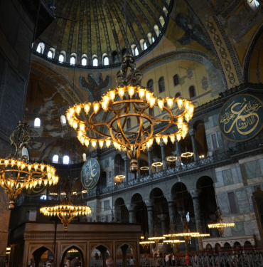 4 YIL ÖNCE YENİDEN İBADETE AÇILAN FETHİN SEMBOLÜ AYASOFYA CAMİİ'Nİ GELECEK NESİLLERE TAŞIYACAK DEĞİŞİMLER YAPILDI 2024 YILINDA 'ZİYARETÇİ YÖNETİM PLANI' İLE BİRLİKTE YOĞUNLUK YÜZDE 30 DÜŞTÜ: 4 MİLYON 500 BİN KİŞİYİ AĞIRLADI