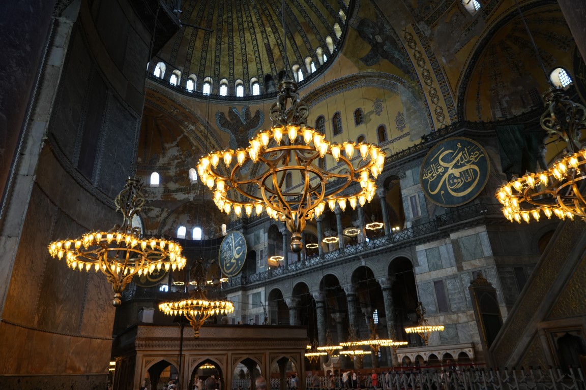 4 YIL ÖNCE YENİDEN İBADETE AÇILAN FETHİN SEMBOLÜ AYASOFYA CAMİİ'Nİ GELECEK NESİLLERE TAŞIYACAK DEĞİŞİMLER YAPILDI 2024 YILINDA 'ZİYARETÇİ YÖNETİM PLANI' İLE BİRLİKTE YOĞUNLUK YÜZDE 30 DÜŞTÜ: 4 MİLYON 500 BİN KİŞİYİ AĞIRLADI