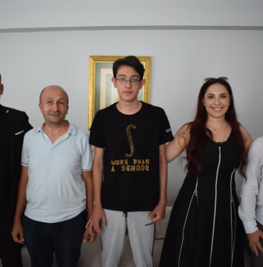 DEPREMZEDE ÖĞRENCİ YKS'DE TÜRKİYE BİRİNCİSİ OLDU BU YIL İLK BİNE GİRMEYİ HEDEFLEYEN ARDA, YKS'DE BİRİNCİ OLDU
