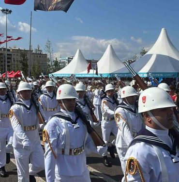 KOCAELİ, SAKARYA VE DÜZCE'DE 30 AĞUSTOS KUTLAMALARINDA GEÇİT TÖRENLERİ GÖĞÜS KABARTTI