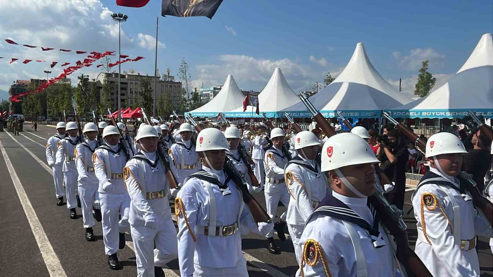 KOCAELİ, SAKARYA VE DÜZCE'DE 30 AĞUSTOS KUTLAMALARINDA GEÇİT TÖRENLERİ GÖĞÜS KABARTTI