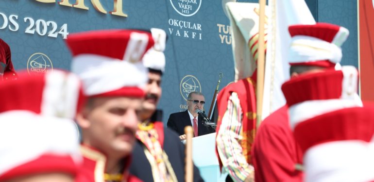 CUMHURBAŞKANI ERDOĞAN: "MALAZGİRT, TÜRKLERLE BİRLİKTE TÜM MÜSLÜMANLARIN ZAFERİDİR" "BİZİM YÜRÜYÜŞÜMÜZ TÜRKİYE YÜZYILI'NADIR, MALAZGİRT ZAFERİ'NİN REHBERLİĞİNDE, AYDINLIĞINDA BU YOLU YÜRÜYECEĞİZ"