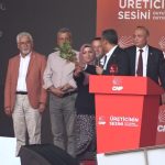 ÖZGÜR ÖZEL'E PROTESTOCU DİYE TANITILAN KADIN BELEDİYE BAŞKANININ EŞİ ÇIKTI ÖNCE TRAKTÖR ÜSTÜNDE POZ VERDİ, SONRA SAHNEDE FISTIK DALI UZATTI