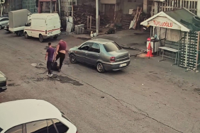 ARACINI TAMİRDEN ALMAK İSTERKEN DEHŞETİ YAŞADI ÖNCE OTOMOBİLLE ÇARPTILAR YERE DÜŞÜNCE DE DAKİKALARCA TEKMELEDİLER DÖVDÜKLERİ ADAMIN FOTOĞRAFINI ÇEKİP OLAY YERİNDEN AYRILDILAR