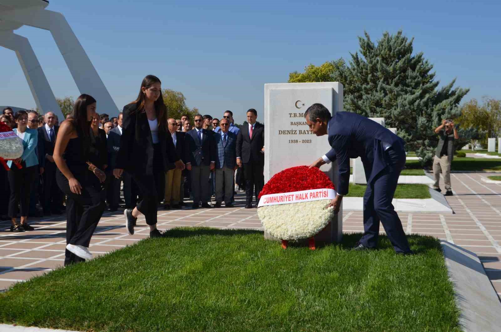 CHP GENEL BAŞKANI ÖZEL: “TEĞMENLERİN YAPTIĞINI İMAM HATİPLİLERİN BİR TOPLANTISINDA DİLE GETİRİRSENİZ BURADA DOĞRUDAN 'BEN BİR KUTUPLAŞMA İSTİYORUM EN UYGUN ZEMİN BURADA' DİYORSUNUZDUR” “CHP'NİN NASIL YÖNETİLECEĞİ KONUSUNDA ARTIK HİÇBİR MUTABAKATSIZLIK YOK” CHP LİDERİ ÖZEL'DEN DEVLET MEZARLIĞI ZİYARETİ