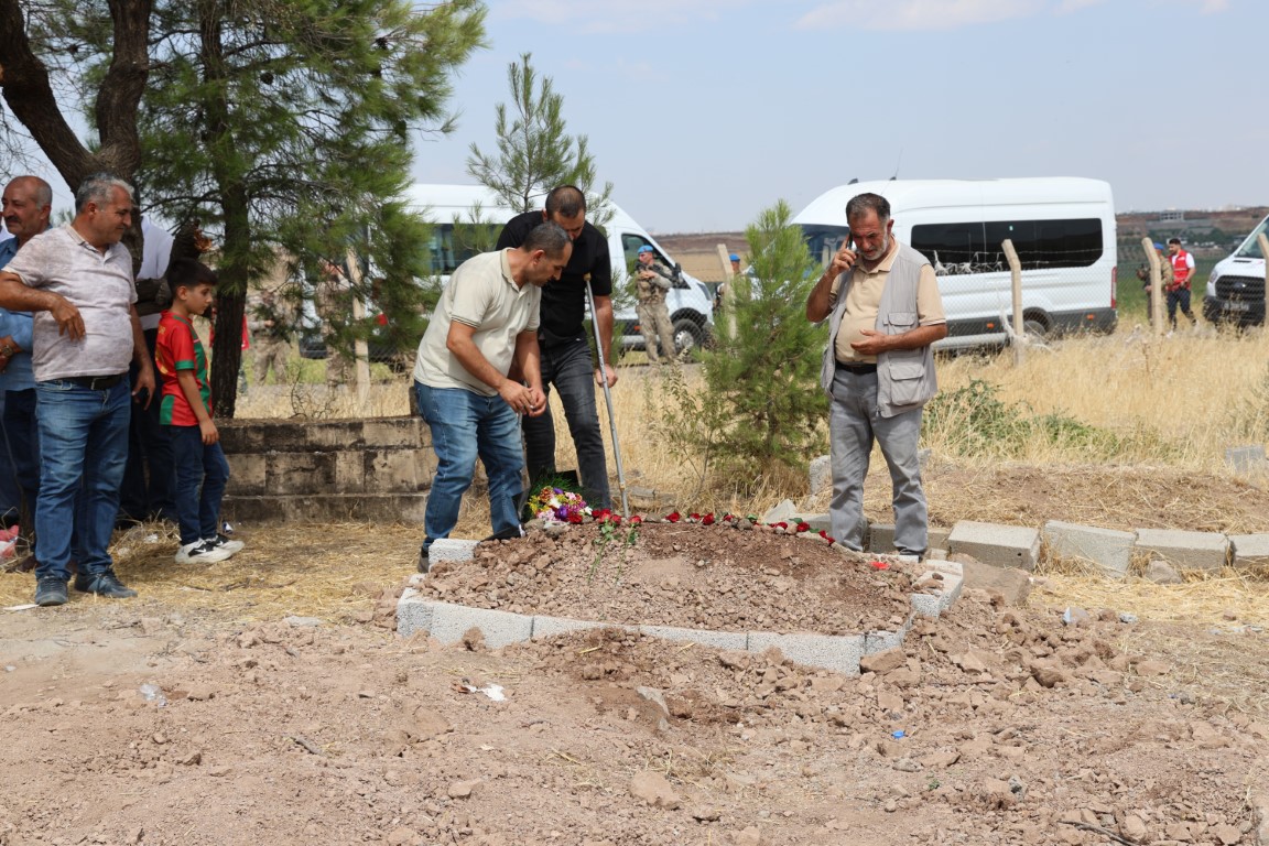 NARİN, GELİNLİĞİ TABUTA BIRAKILARAK GÖZYAŞLARI İÇİNDE DEFNEDİLDİ