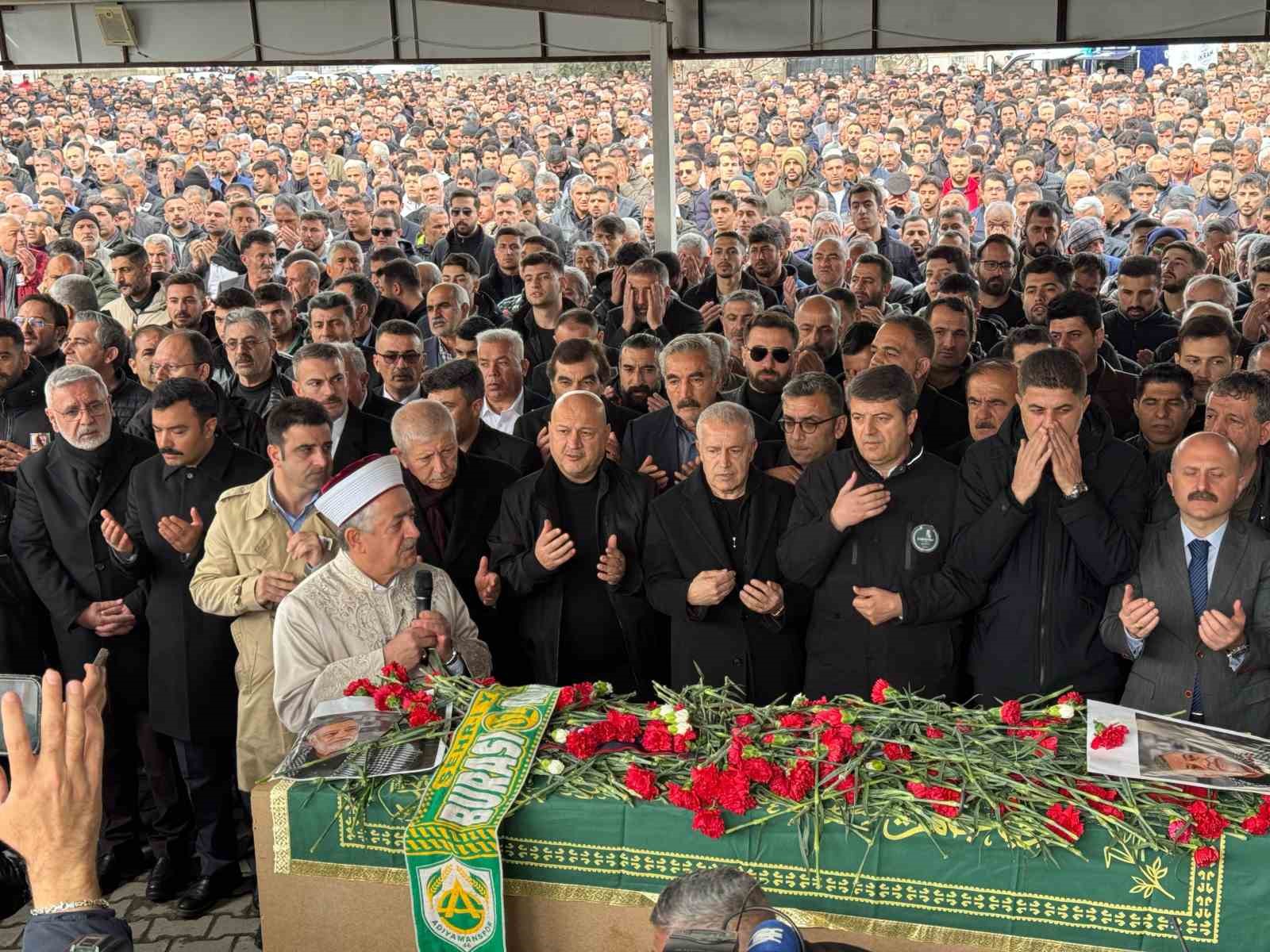 KAHTALI MIÇE, MEMLEKETİNDE SON YOLCULUĞUNA UĞURLANDI