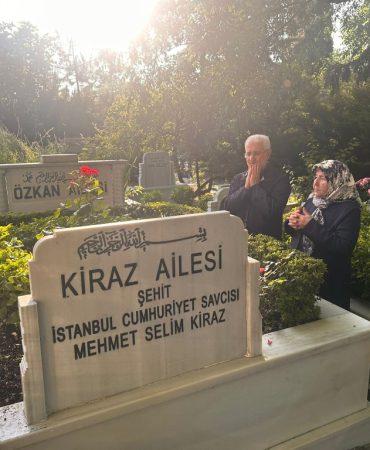 ŞEHİT SAVCI MEHMET SELİM KİRAZ'IN KABRİNİ ZİYARET EDEN BABA HAKKI KİRAZ: "BURAYA HER GELDİĞİMİZDE BİZ 31 MART'TAYIZ"