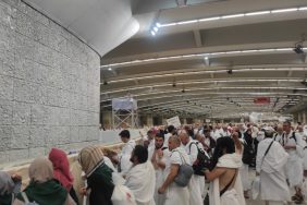 YÜZBİNLER HACI OLDU ARAFAT VAKFESİNİ DÜN AKŞAM VAKTİ TAMAMLAYIP MÜZDELİFE'YE İNEN YÜZBİNLERCE MÜSLÜMAN, GECE YARISINDAN SONRA TEKBİRLER EŞLİĞİNDE MİNA BÖLGESİNDEKİ ŞEYTAN TAŞLAMA ALANINA GELİP İLK GÜN TAŞLARINI ATTILAR KURBANLARINI KESTİREN MÜSLÜMANLAR, TRAŞ OLUP İHRAMDAN ÇIKTILAR KABE'YE KOŞUP ZİYARET TAVAFINI VE SAY'INI YAPAN YÜZBİNLERCE MÜSLÜMAN HİCRİ 1446 YILININ HACISI ÜNVANINI ALDI