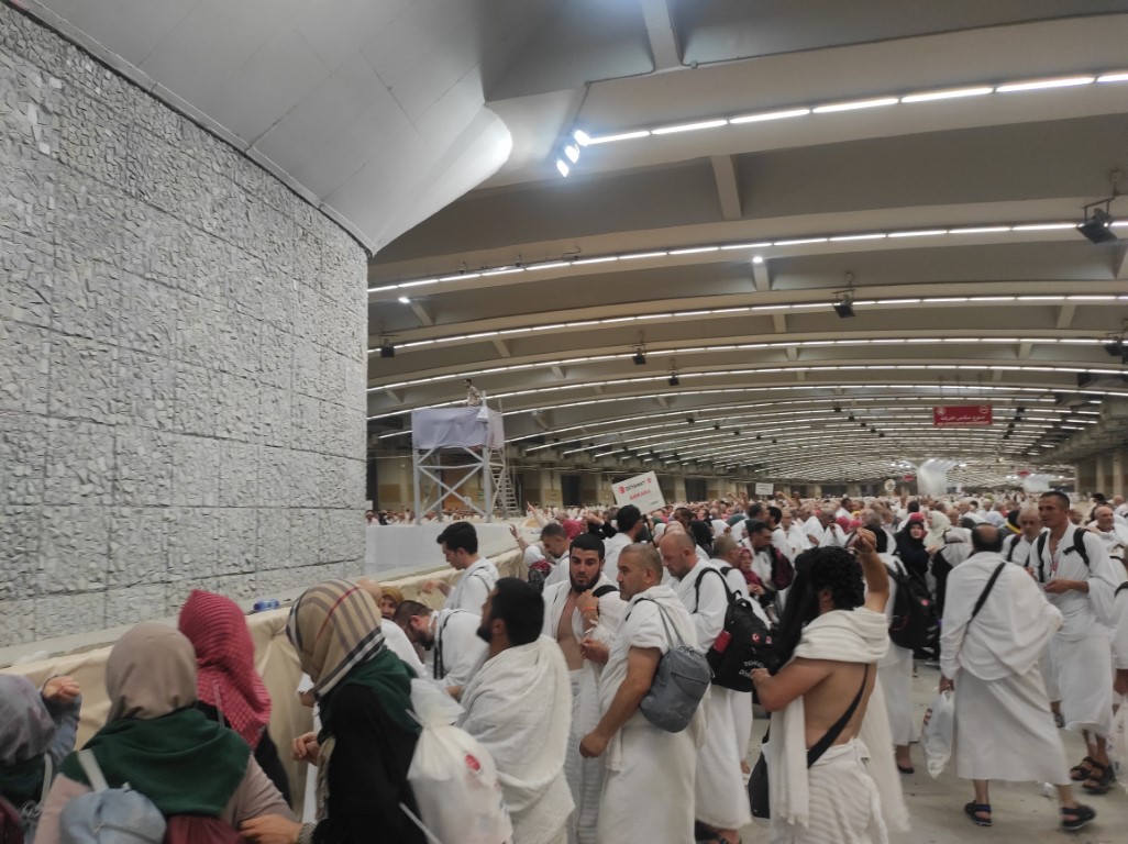 YÜZBİNLER HACI OLDU ARAFAT VAKFESİNİ DÜN AKŞAM VAKTİ TAMAMLAYIP MÜZDELİFE'YE İNEN YÜZBİNLERCE MÜSLÜMAN, GECE YARISINDAN SONRA TEKBİRLER EŞLİĞİNDE MİNA BÖLGESİNDEKİ ŞEYTAN TAŞLAMA ALANINA GELİP İLK GÜN TAŞLARINI ATTILAR KURBANLARINI KESTİREN MÜSLÜMANLAR, TRAŞ OLUP İHRAMDAN ÇIKTILAR KABE'YE KOŞUP ZİYARET TAVAFINI VE SAY'INI YAPAN YÜZBİNLERCE MÜSLÜMAN HİCRİ 1446 YILININ HACISI ÜNVANINI ALDI