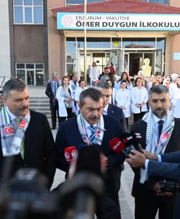 MİLLİ EĞİTİM BAKANI TEKİN: "ON BİNLERCE İNSAN, 60 BİNİN ÜZERİNDE İNSANIN ŞEHİT EDİLDİĞİ BİR SOYKIRIM SÜRECİNİ YAŞIYORUZ" "EĞİTİM İLE İLGİLENEN BİZLERİN, EĞİTİMCİLERİN ASLINDA ASIL ÜZERİNDE DURMASI GEREKEN ŞEY BU DÜNYADA BARIŞ İÇERİSİNDE BİRLİKTE ADALETİ, DEMOKRASİYİ, İNSAN HAKLARINI EGEMEN KILACAK BİR YAŞAM ORTAMI OLUŞTURMAK"