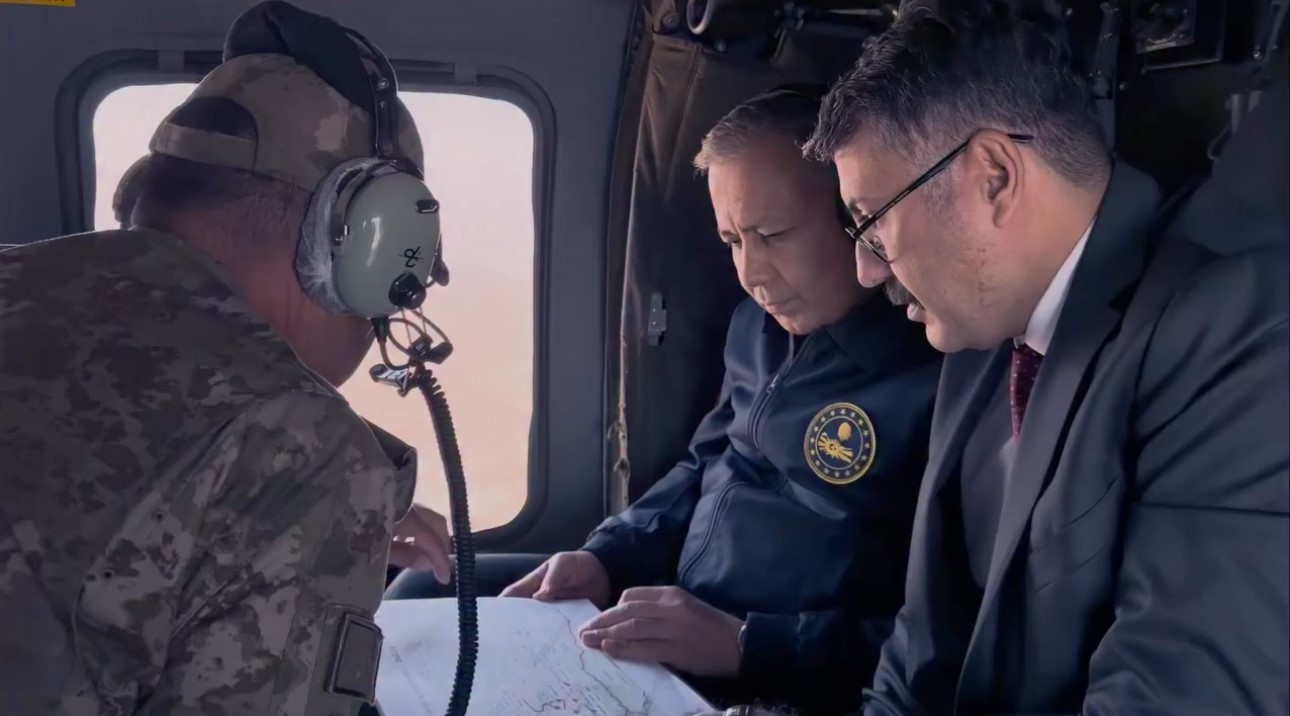 BAKAN YERLİKAYA: "KAHRAMAN JANDARMAMIZ VATAN NÖBETİNDE, GECE GÜNDÜZ DEMEDEN HER TÜRLÜ HAVA VE ARAZİ ŞARTINDA GÖREVİNİ İFA EDİYOR" İÇİŞLERİ BAKANI YERLİKAYA, İRAN VE IRAK SINIRINDA İNCELEMEDE BULUNDU