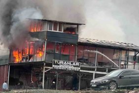 KOCAELİ'DE ÇIKAN YANGINDA 2 KATLI KONTEYNER KÜLE DÖNDÜ