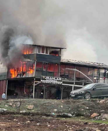 KOCAELİ'DE ÇIKAN YANGINDA 2 KATLI KONTEYNER KÜLE DÖNDÜ