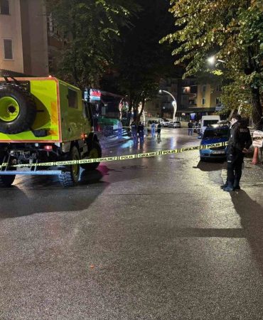 JİLETLE KENDİNİ KESİP ÇEVREYE RAHATSIZLIK VEREN ŞAHSIN ÖLDÜRÜLMESİYLE İLGİLİ 3 KİŞİ TUTUKLANDI