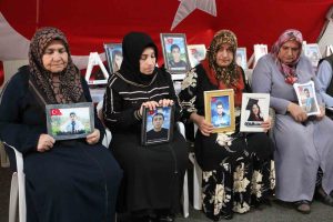 DİYARBAKIR ANNELERİ EVLAT NÖBETİNİ KARARLILIKLA SÜRDÜRÜYOR