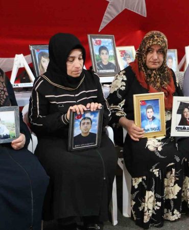 DİYARBAKIR ANNELERİ EVLAT NÖBETİNİ KARARLILIKLA SÜRDÜRÜYOR