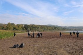 EŞME SAHİLİ’NDE TEMİZLİK SEFERBERLİĞİ