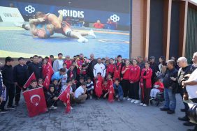 DÜNYA 3’NCÜSÜ OLAN MİLLİ GÜREŞÇİYE ERZİNCAN’DA COŞKULU KARŞILAMA