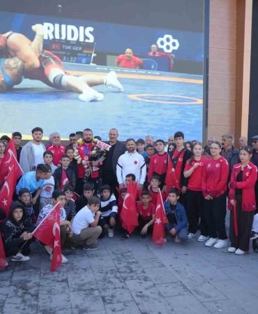 DÜNYA 3’NCÜSÜ OLAN MİLLİ GÜREŞÇİYE ERZİNCAN’DA COŞKULU KARŞILAMA