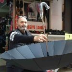 NE TAMİR NE SATIŞ KALDI: KOCAELİ’NİN SON ŞEMSİYE USTASI AYAKTA KALMAYA ÇALIŞIYOR "YAĞMUR YAĞARSA HATIRLANIYORUZ, YAĞMAZSA HATIRLAYAN YOK"