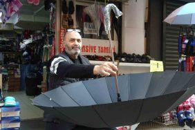 NE TAMİR NE SATIŞ KALDI: KOCAELİ’NİN SON ŞEMSİYE USTASI AYAKTA KALMAYA ÇALIŞIYOR "YAĞMUR YAĞARSA HATIRLANIYORUZ, YAĞMAZSA HATIRLAYAN YOK"